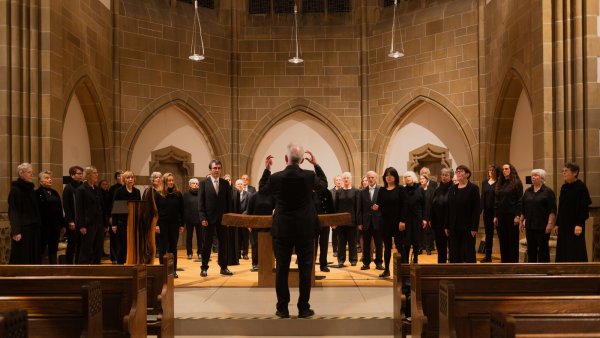 KMD Burkhard Geweke dirigiert die Kantorei der Christuskirche. - © Vincent Elvis Nass