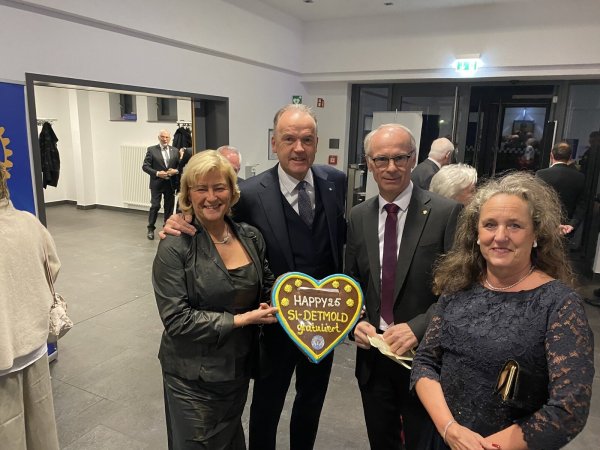 Präsident Ludger Böckenhoff (Dritter von links) bekommt die Glückwünsche der Soroptimisten von Dagmar und Ralf Schipmann sowie Susanne Wojak (rechts) in süßer Form überreicht. Foto: Karin Prignitz - © Karin Prignitz