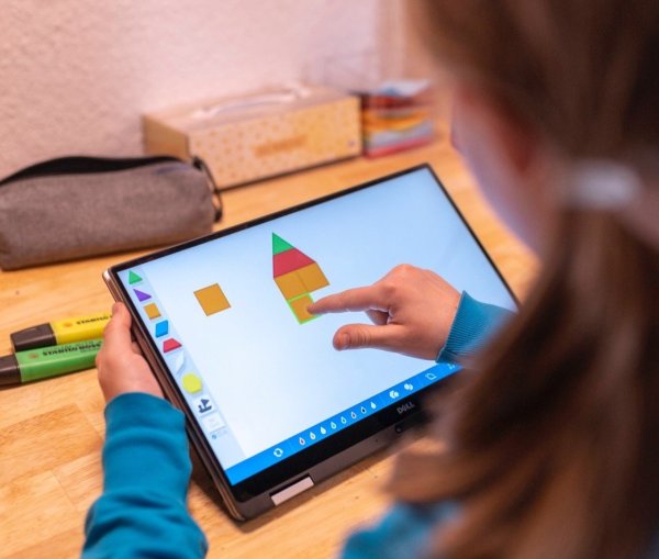 Künftig werden die Schüler überwiegend digital arbeiten – gerade in Pandemie-Zeiten ist die entsprechende Ausstattung daher wichtig. - © Florian Schuh/dpa