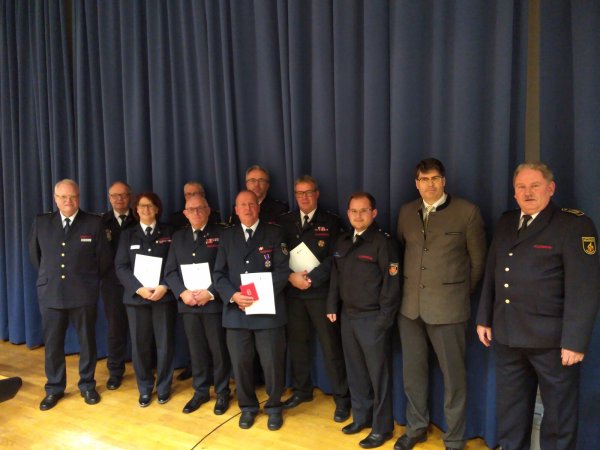 Personen auf dem Bild von L.n.R. E. Keuter, K. Wegener, H. Lalk, M. Behrens, K.-H. Brakemeier, T. Wedeking, J. Diekmann, T. Kronshage, L. Pleuger, S. Grigat, W. Kornegger - © Lippischer Feuerwehrverband e.V.