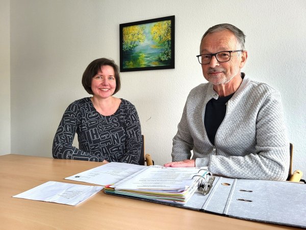 Veronica Ertel und Jürgen Gehle unterstützen geflüchtete Ukrainer im Mehrgenerationenhaus in Lemgo bei Anträgen und Formularen. - © Freya Köhring