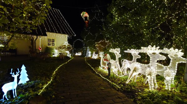 Ab Montag geöffnet: das Alverdisser Weihnachtshaus von Klaus und Inge Düwel sammelt in diesem Jahr Spenden für die "Aktion Lichtblicke" und das Brustzentrum in Lemgo. - © Sylvia Frevert