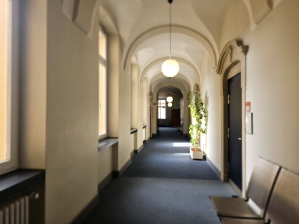 Auf dem Flur zum Sitzungssaal 104 am Amtsgericht Detmod ist es am Montagmorgen ruhig geblieben. Der Angeklagte erschien nämlich erst gar nicht. - © Janet König