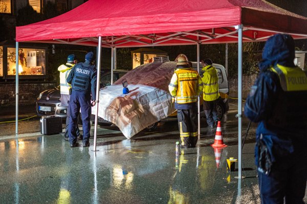 Die Polizei nimmt den Unfall auf der Rintelner Straße auf. - © FREITAG-TV