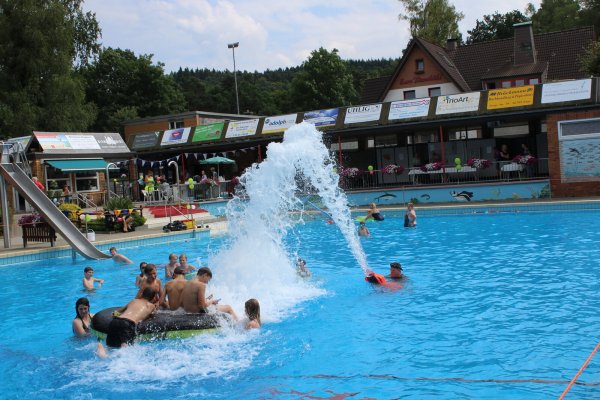 Spritziges Vergnügen: Solch ein Seabob kann auch als Wasserspritze benutzt werden. Das Freizeitgerät stellt beim Sommerfest seine Vielseitigkeit unter Beweis. ann - © Waldfreibadverein Hörste