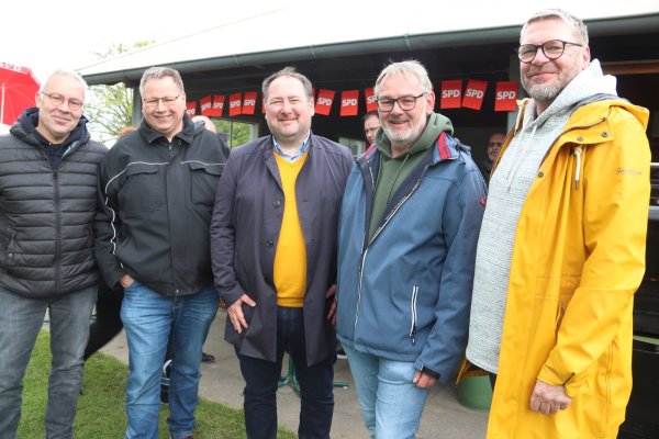 Die Lösung für das Sporthäuschen wird begrüßt: (von links) TuS-Vorsitzender Dirk Palmowski, SPD-Kreistagsmitglied Thomas Jahn, Sven Heitländer (Stadtverwaltung), Andreas Berkemeier, SPD-Vorsitzender in Helpup, SPD-Stadtverbandsvorsitzender Peter Heepmann. Foto: Knut Dinter - © Knut Dinter