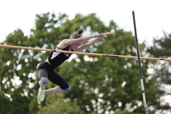 Emma Bösebeck-Singh fliegt über die Latte, ihre Bestmarke sind 3,40 Meter. - © Tom Finke