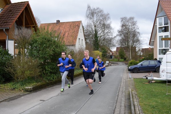 Sechs gehören zu einer Gruppe - und die kämpft um Pokale. Am Wochenende sind die lippischen Jugendfeuerwehren in Heiden, der Volkslauf um die Kassebrede hat Tradition. - © Foto: Patrick Börger