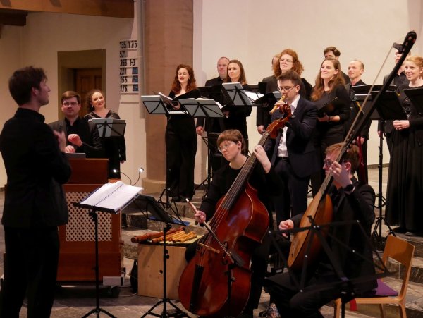 Vogel.Stimmen.Fest. Das Vokalensemble "Seicento vocale" begeistert mit frühlingshaften Chorwerken des Frühbarocks unter Leitung von Jan Croonenbroeck. - © Thomas Krügler