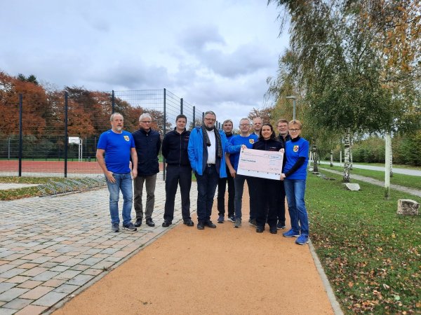 Björn Strohmeier (Orga-Team, von links), Uwe Horstmann (Heimatverein), Marcel Hein (Feuerwehr), Pfarrer Michael Keil, Frank Hanel, Jörg Baldig (beide Orga-Team), Uwe Schünemann (Stadt Barntrup), Jeanette Jakob (Feuerwehr), Torsten Buncher (Heimatverein) und Birgit Wiegrebe (Orga-Team) freuen sich über die große Spendensumme, die beim Umgehungslauf zusammengekommen ist. - © Lorraine Brinkmann