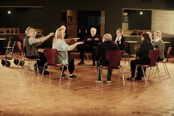 Tanzen zu Musik kann auch im Sitzen Spaß machen. Lehrerin Margret Hey (Zweite von links) hat für den Reha-Tanz eine spezielle Ausbildung absolviert. - © Tanz-Treff Hey