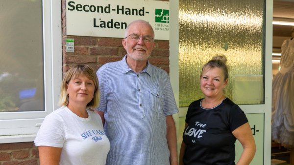 Ilona Pasternak (von links), Klaus Kröker und Sabine Brozio vor der Boutique in Neu Eben-Ezer. Hier wurden die Spenden übergeben. - © Stiftung Eben-Ezer
