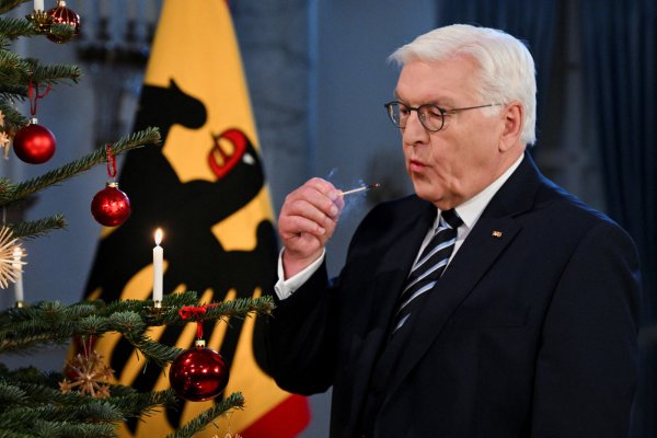 Bundespräsident Frank-Walter Steinmeier während seiner Weihnachtsansprache im Schloss Bellevue. - © picture alliance/dpa/Reuters/Pool