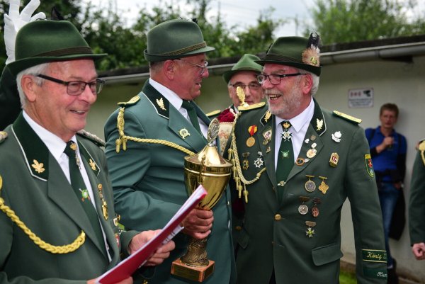 Detlef Kneese (rechts) ist der erste Kaiser in Humfeld. - © Nicole Ellerbrake