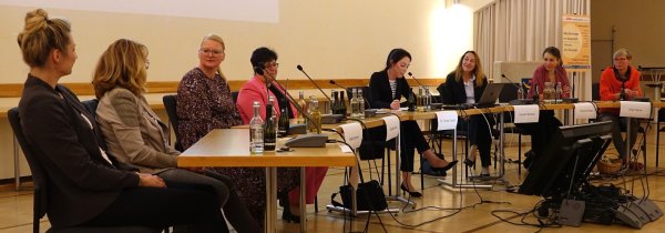 Dr. Carina Caruso (Vierte von rechts) führte als Moderatorin durch einen interessanten Abend mit (von links) Verena Mertens, Marion Hohnschopp, Britta Kanne, Claudia Koch, Kerstin Bartsch, Corinna Rotte und Anja Stock. - © Axel Bürger