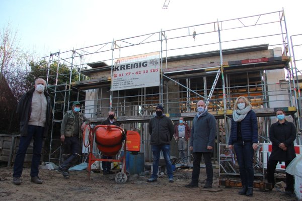 Freuen sich über den Baufortschritt: Heinrich Wischnewski (AWO, von links), Alexander Sukau (Firma Kleinschmidt), Bürgermeister Mario Hecker, Christian Noltemeier (Feuerwehr), Bernhard Hankl (Firma Kleinschmidt), Architekt Jörg Hohmeier sowie Ute Seidemann und Ewa Hermann von der Gemeinde. - © Nadine Uphoff
