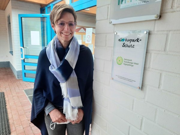 Dagmar Schultz, Schulleiterin der Grundschule Rischenau, freut sich über die Zertifizierung zur Naturpark-Schule. Das Zertifikat ist fünf Jahre gültig. - © Michaela Weiße