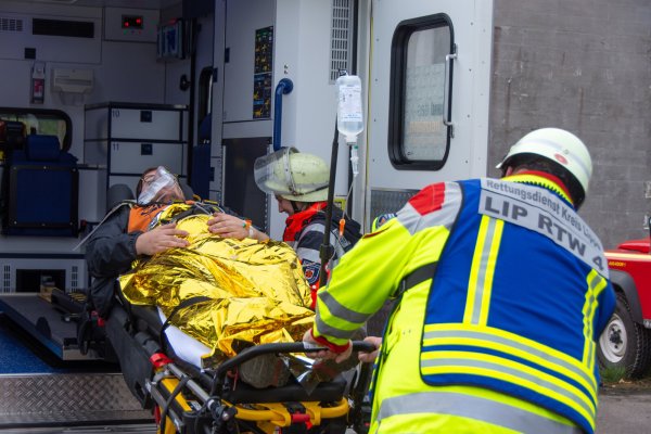 Der Rettungsdienst des Kreises ist immer zur Stelle, nicht nur bei Übungen wie 2019 in der Senne, sondern auch im Ernstfall. Dass die Kräfte auch Angriffen ausgesetzt sind, soll sich ändern. Das Meldesystem gegen Gewalt könnte ein Weg sein. - © Archivfoto: Raphael Bartling