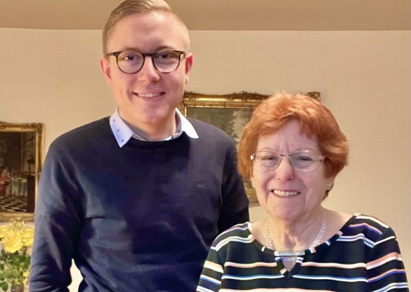 Louis Pawellek stellt sein Buch "Die letzen Stimmen des Holocaust" in der Schlosskapelle in Detmold vor. Dafür hat er mit zwölf Überlebenden gesprochen - auch mit Edith Erbrich (86). Sie wird ebenfalls nach Detmold kommen. - © Louis Pawellek