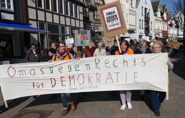 Rund 180 Teilnehmerinnen und Teilnehmer sind dem Aufruf der "Omas gegen Rechts" in Bad Salzuflen gefolgt und nehmen am Marsch durch die Innenstadt teil. - © Omas gegen Rechts Bad Salzuflen