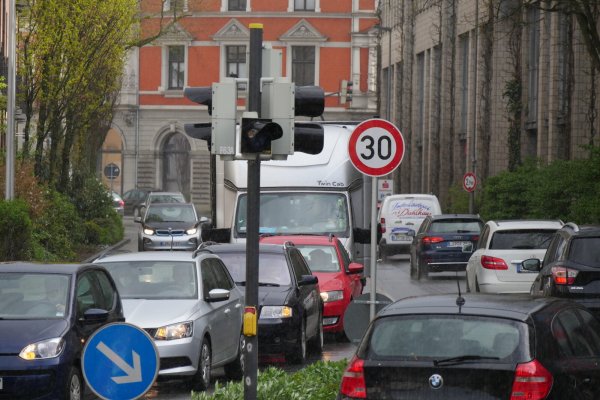 Tempo 30 wechselt vielfach mit Tempo 50 ab. Nach einer neuen Gesetzgebung wird die Stadt das ändern können. - © Jost Wolf