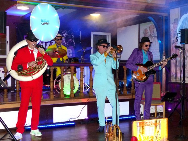 Die Brass-Band Brazzo Brazzone besteht aus (von links) Thomas Lück (Sousaphon), Tim Nicklaus (Drums), Daniele Zeinoun (Trompete) und Mathis Herb (Gitarre). - © Rudi Rudolph