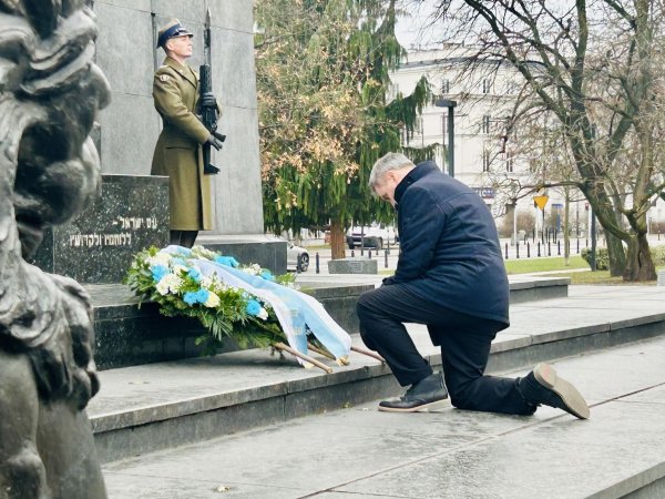 Mit einem Kniefall vor dem Denkmal der Helden des Warschauer Ghettos gedenkt Bayerns Ministerpräsident Markus Söder am 11. Dezember in Warschau den Opfern des Nationalsozialismus. - © Marco Hadem/dpa