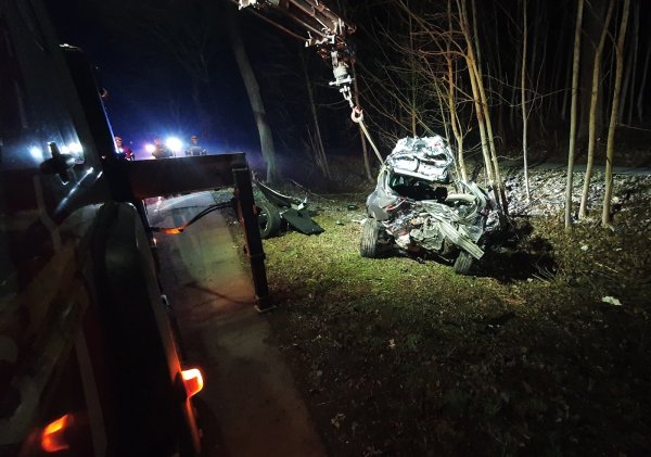 Das Auto ist nach dem Unfall auf der Extertalstraße kaum noch als
solches zu erkennen.  - © Feuerwehr Barntrup
