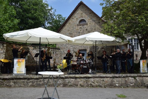 "Lippe Music gastiert an der Burg Sternberg zum "Swing kulinarisch". - © Familie Kortemeier