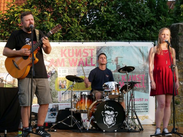 Kunst am Wall: Die Band „Purity" begeistert mit Tommy Kochanke, Oliver Leveringhaus und Frontfrau Ines Mittelgöker (von links). - © Thomas Krügler
