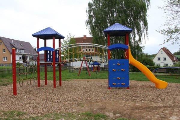 Der Spielplatz am Ahornweg in Lothe hat einen neuen Spielturm bekommen. - © Freya Köhring(LZ)
