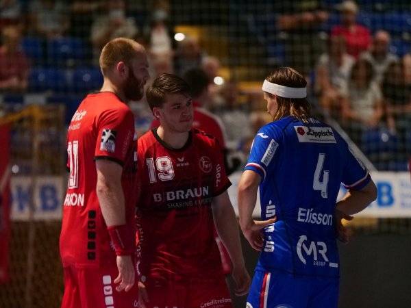 Im Dunkeln ist gut munkeln: Die Isländer Arnar Freyr Arnarsson (von links), Elvar Örn Jonsson und Bjarki Mar Elisson beim Dämmerplausch. Foto: Jörg Hagemann - © Jörg Hagemann