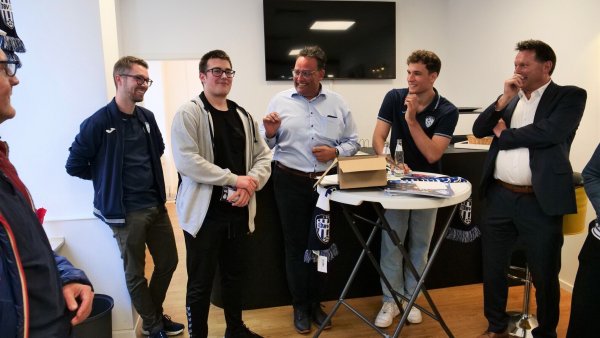 Eine lustige Runde: TBV-Marketing- und Vertriebsleiter Steffen Tegeler (von links), C-Jugend-Handballer Ole Steinsiek, Moderator Carsten Lemm, TBV-Torhüter Constantin Möstl und Detmolds Bürgermeister Frank Hilker. - © Jörg Hagemann
