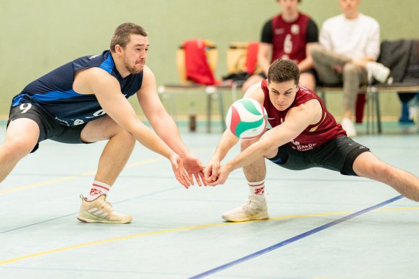 Die Augustdorfer Johannes Wunder (links) und Daniel Budtschenko knien sich voll rein und peilen mit dem FC den Klassenerhalt in der Regionalliga an. - © Egon Penner