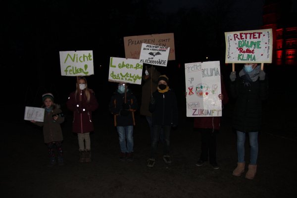 Vor der Sitzung protestieren einige Kinder und Erwachsene an der Stadthalle. - © Jana Beckmann