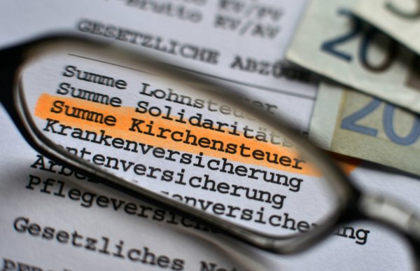 Wegen der Coronavirus-Pandemie und der dadurch bedingten Kurzarbeit werden viele in diesem Jahr weniger Kirchensteuer bezahlen. - © dpa