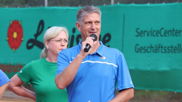 Turnierdirektor Andreas Suermann begrüßt die Teilnehmerinnen und Zuschauer in Hiddesen, daneben Doris Kulow vom TC Grün-Weiß. - © Sebastian Lucas