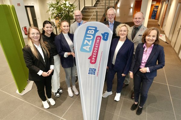 Zum Tag der Ausbildungschance 2025 begrüßte IHK-Hauptgeschäftsführerin Petra Pigerl-Radtke (r.): Michelle Brakensiek (Auto Mattern), Giorgia Kussidou (Automobilkauffrau), Giorgina Bourvani (Einzelhandelskauffrau-Azubi), Uwe Ahrens (Porta Möbel), Heinz Thiele (Agentur für Arbeit in Paderborn), Barbara Meinert (Jobcenter Arbeitplus), Carl-Christian Goll (Handwerkskammer) – von links. - © Peter Unger