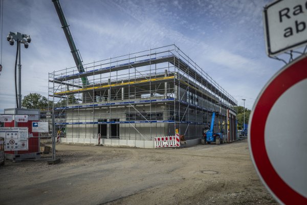 Die Arbeiten am neuen Sport- und Leistungszentrum von Arminia Bielefeld gehen stetig voran. - © Sarah Jonek