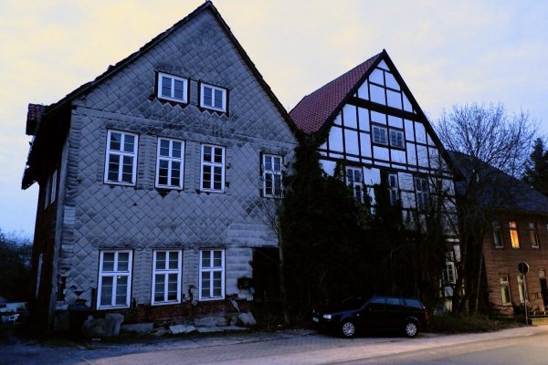 Der Verfall ist am leerstehenden Haus Nummer 31 an der Varenholzer Straße deutlich zu erkennen. - © Lorraine Brinkmann