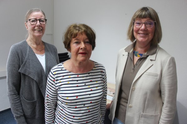 Marion Kettelharke (84), Vorsitzende des Seniorenbeirates Detmold (von links), Rentnerin Ingeborg Vollert (75) und Gudrun Pohl (75), Seniorenbeauftragte des Kreises Lippe, sprechen über Vorteile und Bedenken zum Thema Künstliche Intelligenz. - © Janet König