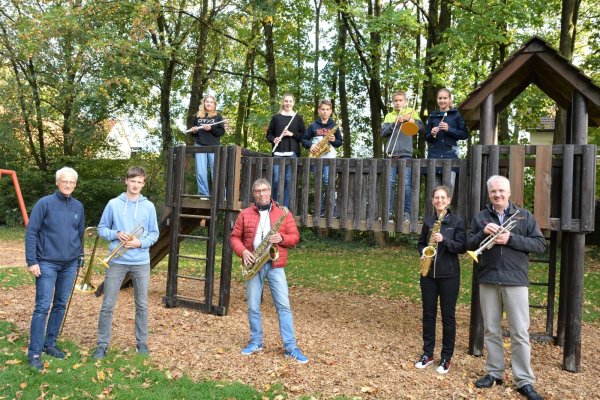 Elisabeth Leweling, Hannah und Henrik Wilberg, Tim und Eva Dieselhorst (oben von links) sowie Jörg und Hannes Brakensiek, Tiko Hölz, Ulrike und Alfons Haselhorst (unten von links) treffen sich für ein Foto auf dem Waldspielplatz. Es fehlt Finnja Brakensiek. - © Karin Prignitz
