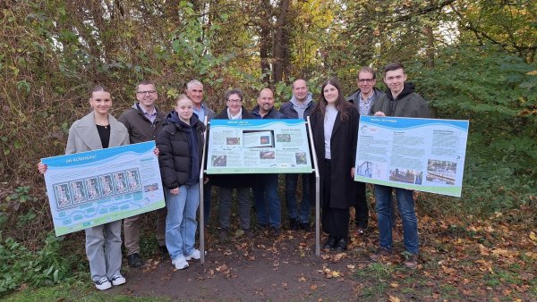 Xenia Belousov (ehemalige Schülerin), Jürgen Franke (Schulleiter - Realschule Lage), Janne Donner 
(ehemalige Schülerin), Thorsten Paulussen (1. Beigeordneter & allg. Vertreter des Bürgermeisters - Stadt 
Lage), Dr. Heinrike Heil (Geschäftsführerin - Stiftung Standortsicherung/Umweltstiftung Lippe), Sven 
Anders (Fachteamleiter Fachbereich 4 - Stadt Lage), Jan Runte (Fachbereich 4 - Stadt Lage), Amelie 
Chabert (ehemalige Schülerin), Wolfgang Somsen (Biologielehrer & Projektinitiator), Max Atslega 
(ehemaliger Schüler) - © Freiligrathschule