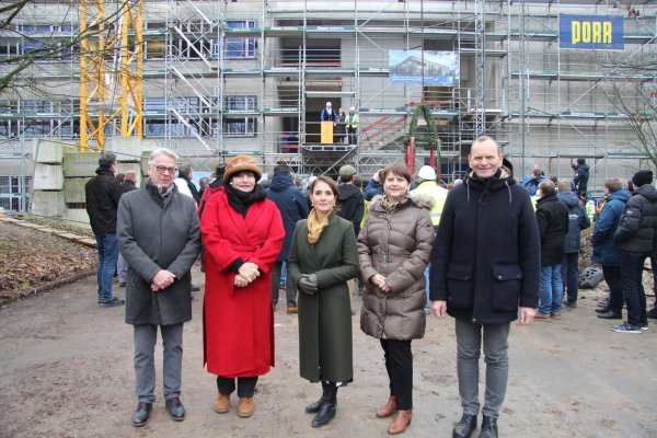 Investition in die Wissenschaft am Standort Lemgo (von links): Wolfgang Feldmann, Gabriele Willems (beide vom Bau- und Liegenschaftsbetrieb NRW), Gonca Türkeli-Dehnert (NRW-Wissenschaftsministerium), Nicole Soltwedel (Kanzlerin TH OWL) und TH-Präsident Professor Dr. Jürgen Krahl stehen beim Richtfest vor dem neuen Laborgebäude an der Liebigstraße. - © Jens Rademacher