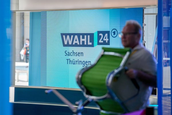 Sachsen, Dresden: Ein Helfer trägt einen Stuhl durch das ARD-Studio für die Landtagswahlen in Sachsen und Thüringen. - © Kay Nietfeld
