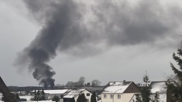 Eine hohe Rauchsäule ist über Augustdorf zu sehen. - © Freitag TV