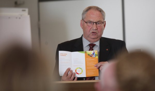Zur Eröffnung: Der stellvertretende Landrat Kurt Kalkreuter spricht. - © Vera Gerstendorf-Welle
