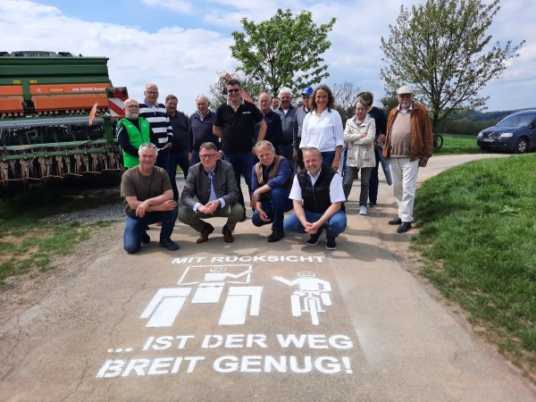 Landwirt Siegfried Steffen (vorne, von links), Stefan Berens (Leiter Landwirtschaftskammer Brakel), Dieter Hagedorn (Vorsitzender Landwirtschaftlicher Kreisverband Lippe) und Bürgermeister Mario Hecker sowie weiterer Vertreter aus Verwaltung, Landwirtschaft und Politik hoffen, dass die neuen Markierungen zu mehr Rücksicht auf den Wirtschaftswegen führen. - © Lorraine Brinkmann