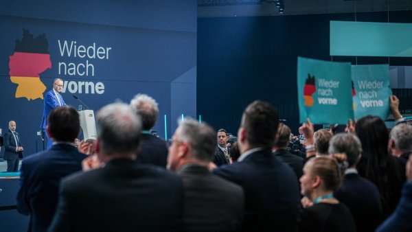 Die Delegierten beim Bundesparteitag der CDU stehen geschlossen hinter dem Kanzlerkandidaten Friedrich Merz. - © picture alliance/dpa