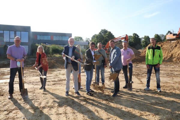 Symbolischer Spatenstich an der Felix-Fechenbach-Gesamtschule, Schulleiter Manfred Kurtz (vorne, v. l.), Bürgermeister Martin Hoffmann und Architekt Falko Biermann (SBP Architekten) schippen schon einmal zur Probe, hinter ihnen stehen weitere Vertreter der Verwaltung, der Schule, des Architekturbüros und der ausführenden Tiefbau-Firma Thorsten Bänisch aus Oerlinghausen - © Birgit Guhlke